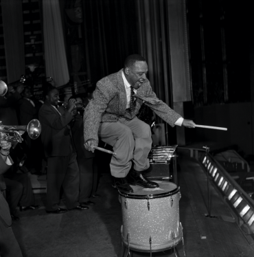 Lionel Hampton debout sur une batterie à l'Olympia