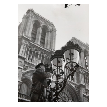 Le parvis de Notre-Dame baigné de lumière, vers 1960