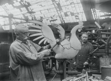 La restauration du coq de la flèche de Notre-Dame de Paris, 1935