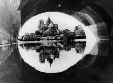 Reflet de Notre-Dame sous le pont de Sully, 1966