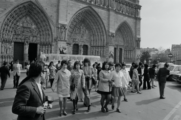 Les touristes devant Notre-Dame de Paris, 1971.