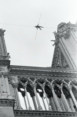 Le Funambule aux Tours Notre-Dame de Paris, 1971
