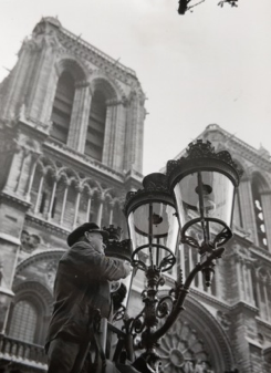 Le parvis de Notre-Dame baigné de lumière, vers 1960