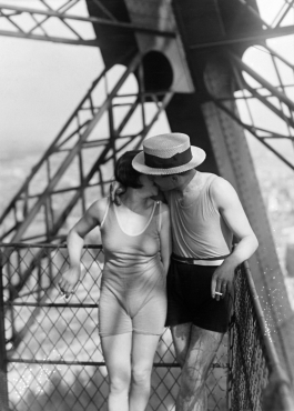 Un couple d'amoureux dans les escaliers de la Tour Eiffel, 1929