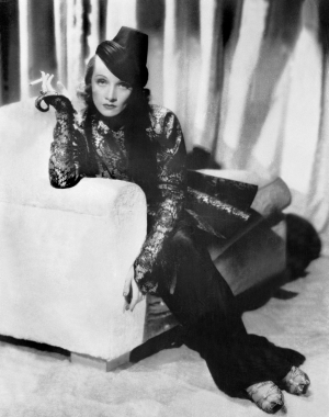 Marlène Dietrich en toilette orientale, 1937