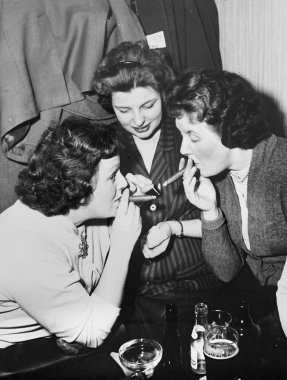 Trois amies au concours de cigares, 1959