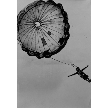 Parachute à l'Exposition Universelle, 1937