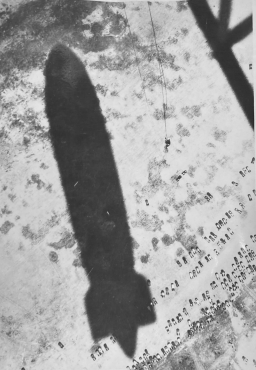 Sous le ventre du dirigeable, 1932