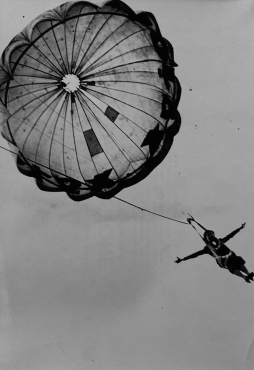 Parachute à l'Exposition Universelle, 1937