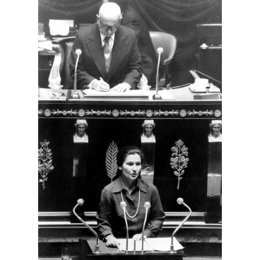 Simone Veil défend son projet de loi à l'Assemblée, 1974