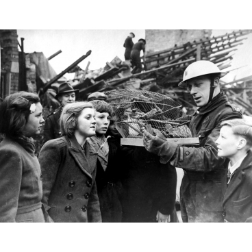 Après les raids aérien du Blitz sur les rues londoniennes, 1941