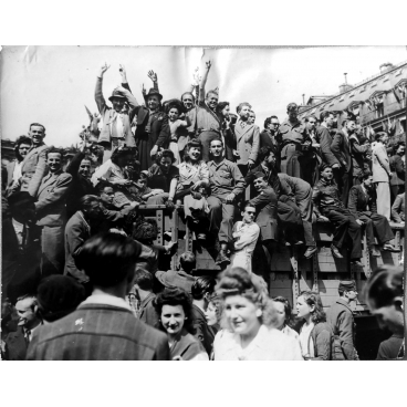 Paris fête la fin de la guerre, 1945