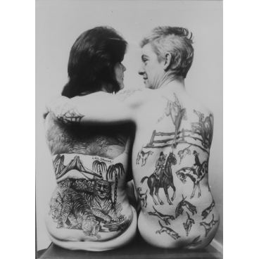Le champion des tatouages présente ses réalisations, vers 1950