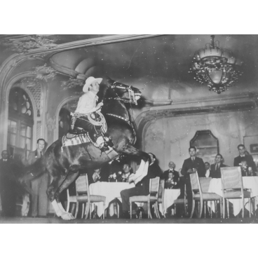 Un cow-boy et son cheval font une entrée sensationnelle dans un grand hôtel de Londres, 1939