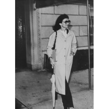 Jackie Kennedy-Onassis sortant de sa résidence de la Vème avenue à New York, vers 1960