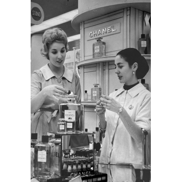 Vendeuses au stand Chanel