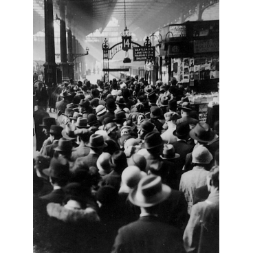 La foule attend le Bournemouth Belle à Waterloo, 1933