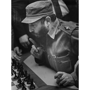 Le commandant Fidel Castro joue aux échecs