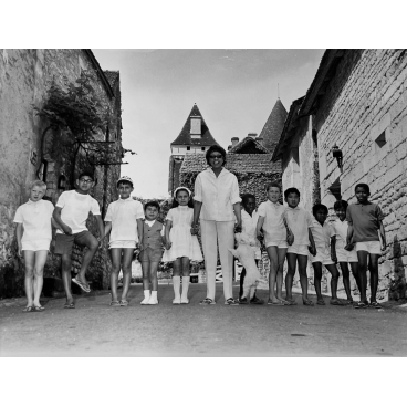 Joséphine Baker main dans la main avec ses enfants, 1964