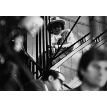 Coco Chanel surveille le défilé de ses mannequins, 1969