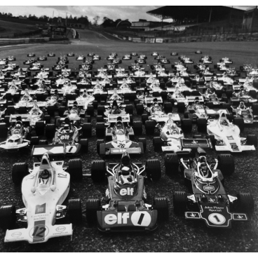 100 coureurs automobiles alignés au départ, 1974