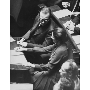 Simone Veil défend son projet de loi à l'Assemblée, 1974