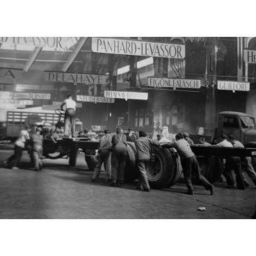 Le Salon de l'Auto va bientôt ouvrir ses portes, 1946