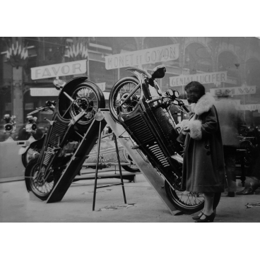 Une dame pour deux motos