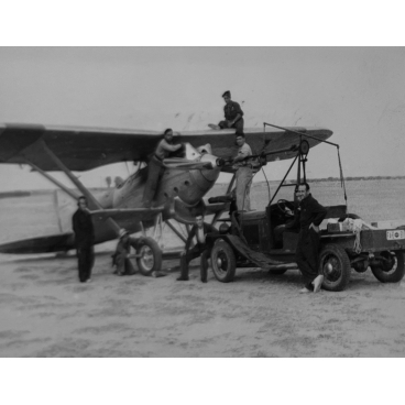 Réparation de l'avion avant d'aller au front, 1936