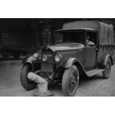 Des bornes que les automobilistes pourront défoncer..., 1932
