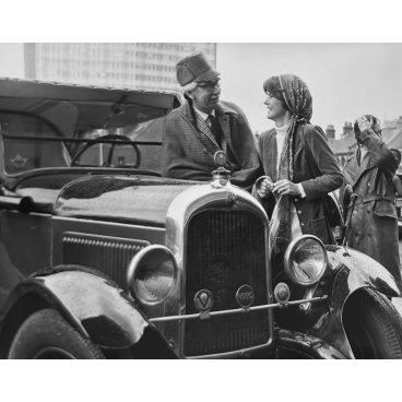 Mary Holland aperçue en train de discuter avec R.A Branston, 1970