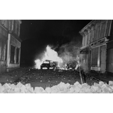 Voiture en feu rue Gay-Lussac, 1968