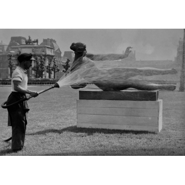 Effet de la chaleur : le jardinier arrose la statue, 1965