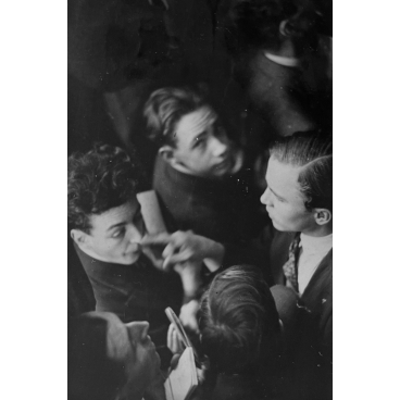 Jeunes hommes à la Bourse, Paris