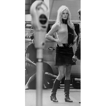Brigitte Bardot dans une rue de Londres, 1966