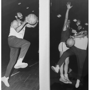 Castro joue au basketball