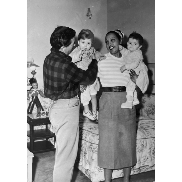 Joséphine Baker portant ses enfants