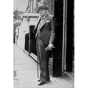 Winston Churchill devant sa demeure de Hyde Park, 1951