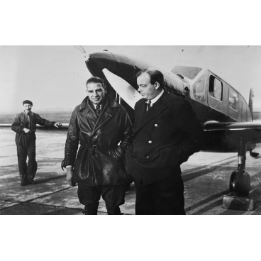 Saint-Exupéry et Jean Prévot avant le raid Paris-Saigon, 1935