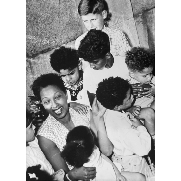 Joséphine Baker rit avec ses enfants, 1954