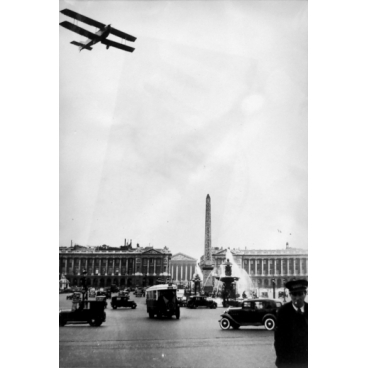 Un avion mystérieux survole Paris