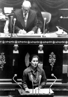 Simone Veil défend son projet de loi à l'Assemblée, 1974