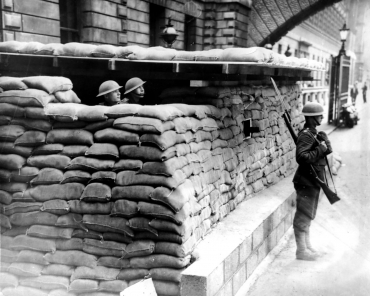 Des soldats en activité devant The Admiralty, Londres, 1940