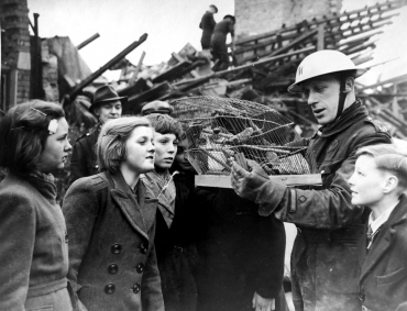 Après les raids aérien du Blitz sur les rues londoniennes, 1941