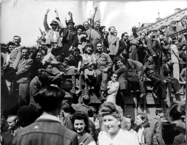 Paris fête la fin de la guerre, 1945