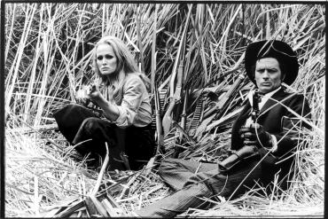 Alain Delon et Ursula Andress dans 