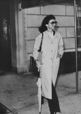 Jackie Kennedy-Onassis sortant de sa résidence de la Vème avenue à New York, vers 1960