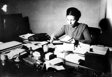 Simone de Beauvoir lisant à son bureau, 1953