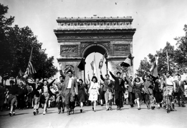 Parisiens descendant les Champs-Elysées le jour de la victoire, 1945
