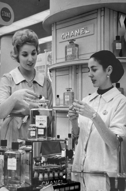 Vendeuses au stand Chanel